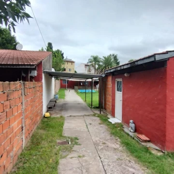 Lote de 40 x 10 con 2 Casas 