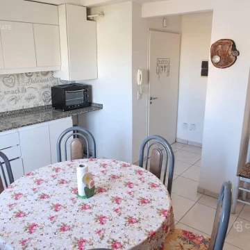 Departamento de 3 ambientes al frente en 4to. piso con cochera