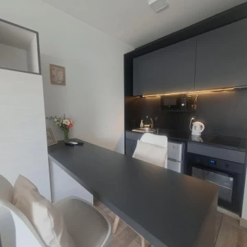 Monoambiente amoblado y equipado con balcón aterrazado y amenities sobre Av Triunvirato 3300