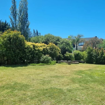 Casa en alquiler de verano en Laguna del Sol, lote interno, 4 dorm,enero U$S 5.800/febrero U$S 4.800