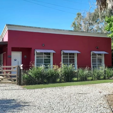 VENTA. CASA 4 AMBIENTES CON PARQUE A METROS DE LA LAGUNA. CHASCOMÚS