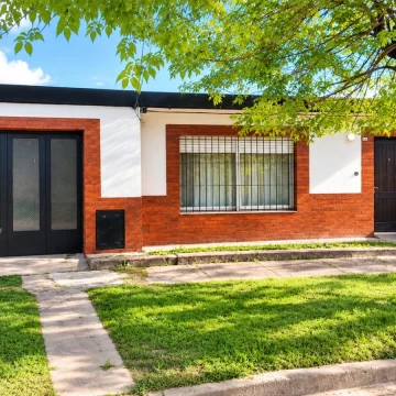 VENTA. CASA DE 4 AMBIENTES CON JARDÍN. CHASCOMÚS