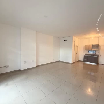 Local en alquiler con baño y patio - Villa Ballester