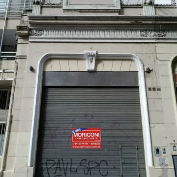 LOCAL VIDRIADO AL FRENTE CON PATIO