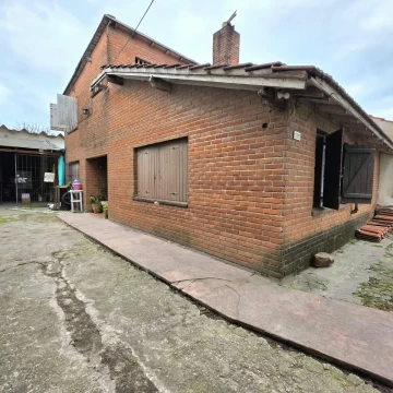 Venta Casa 3 ambientes con galpon, sobre av. Polonia - Mar del Plata