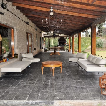 VENTA CASA 4 AMBIENTES CON PILETA LOTE 1944 M2 DON TORCUATO