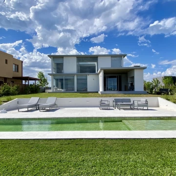Casa en Naudir al lago central en venta - Con diseño, hormigon visto, piscina