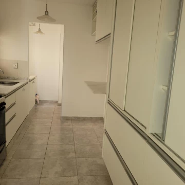 Alquiler departamento sobre Bv. Oroño. 2 dormitorios y cochera