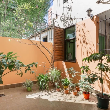 Excelente Departamento de 4 ambientes con dependencia, en el corazón de Las Cañitas! 1er piso con patios y balcones aterrazados. Muy buena luminosidad. Plano invertido. Pisos. 