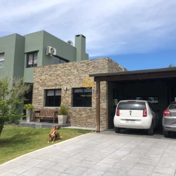 Casa en venta c/ cochera en La Asuncion