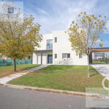 Casa en venta 4 ambientes en El Canton - Golf