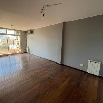 Departamento de 2 dormitorios con comodín cochera y balcón en alquiler Rosario cerca de Bv Oroño
