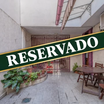 PH en planta baja de 4 ambientes con cochera, entrada independiente