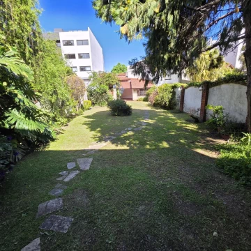 VENTA Casa de 3 niveles sobre lote de casi 500 m² Villa Devoto, con gran parque, quincho y cochera
