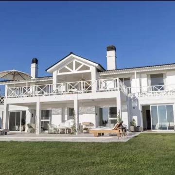 Casa en José Ignacio – primera línea sobre playa La Mansa y 7 dormitorios