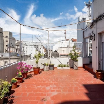 Venta en Recoleta Departamento triplex, 5 dormitorios, terraza propia.