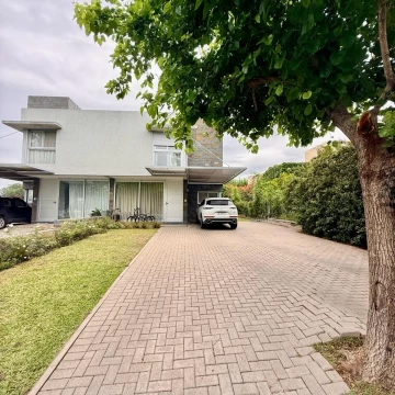 Casa tipo dúplex en venta en La Cuesta | 3 dormitorios, galería y pileta