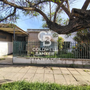 Casa con tres dormitorios , patio verde y cochera en barrio Santa Rita