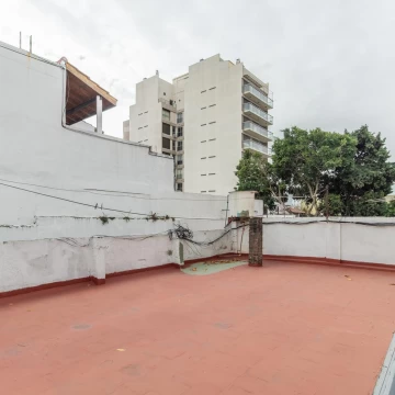 VENTA PH 3 AMBIENTES A REFACCIONAR CON TERRAZA PROPIA SIN EXPENSAS FLORES