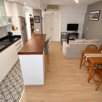 EXCELENTE 2 AMBIENTES RECICLADO CON PATIO PROPIO-RETIRO