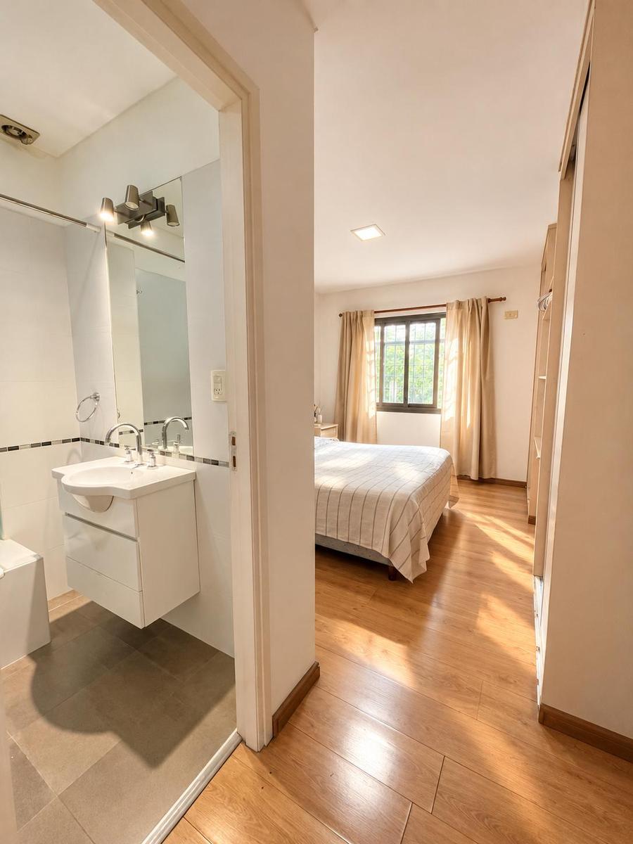 Dormitorio con baño