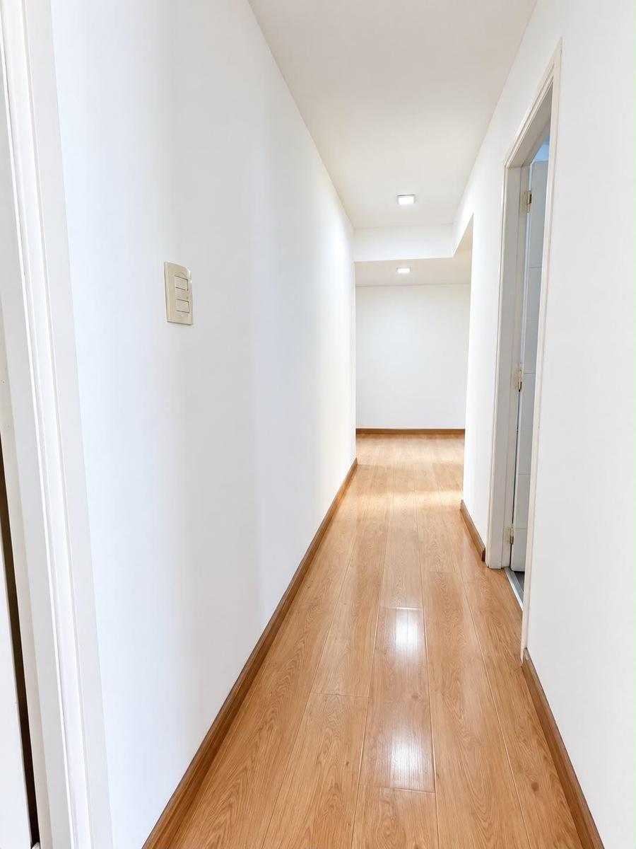 Pasillo que conecta sala con dormitorios