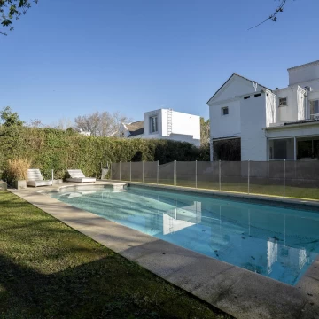 Casa en lote interno 4 dormitorios c/ pileta - Mayling CC.