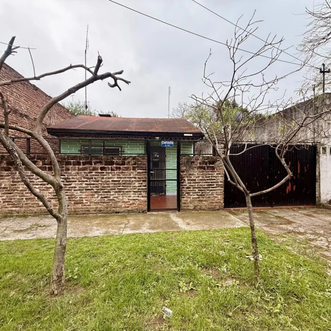 VENTA CASA 3 AMBIENTES con PARRILLA y JARDÍN más 4 COCHERAS