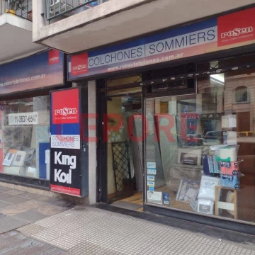 Local sobre Av Rivadavia buen frente!!