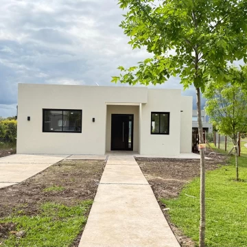 Casa en venta de 3 dorm en Santav Lucia Pilar del Este