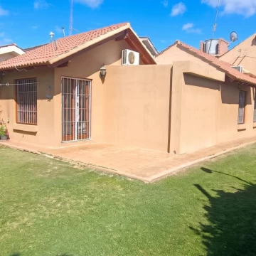 VENTA DE CASA TIPO COLONIAL + QUINCHO - RIVADAVIA