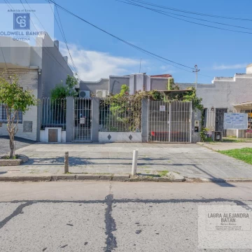 Casa en venta. 5 ambientes en Sarandí.