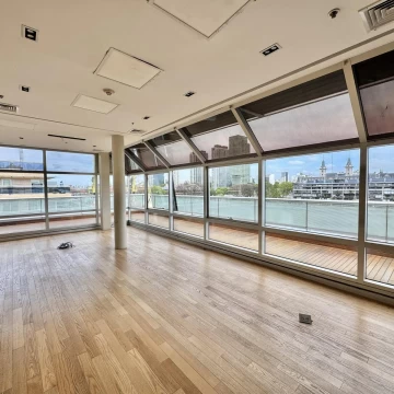 Excelente oficina esquinera de 132 m² con balcón y vistas al dique en Puerto Madero