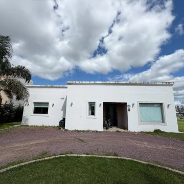Casa OPORTUNIDAD a reciclar en Casuarinas del Pilar