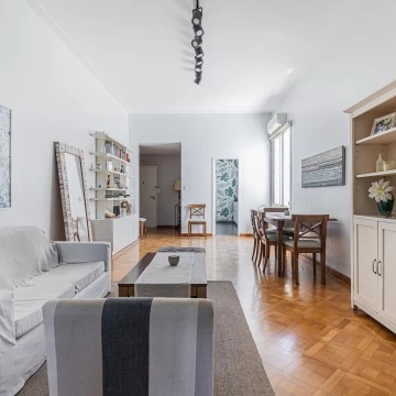 Venta 2 dormitorios. Opción 3er dormitorio. Luz en todos los ambientes. Recoleta