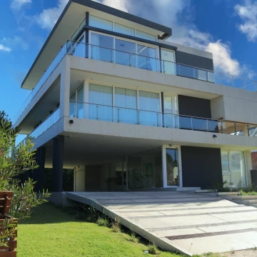 Casa en venta en CARILO, a metros de la playa