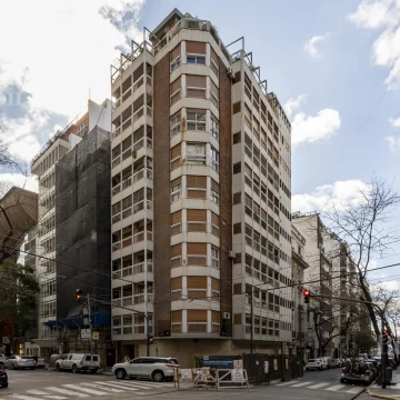 Departamento en venta en equina de 4 ambientes,  dependencia y cochera en Recoleta