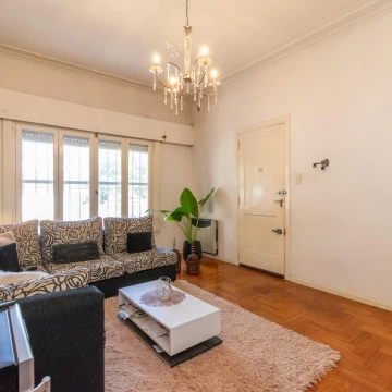 Venta casa 3 ambientes con patio en lote propio Haedo chico