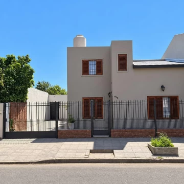Casa 5 ambientes en venta Rafael Castilllo con cochera y pileta