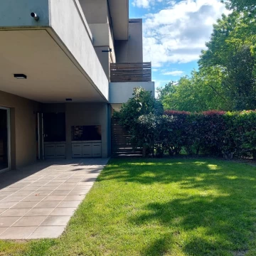 Departamento en venta Bosque Alto, tres ambientes, gran jardín. Apto Crédito