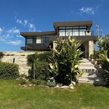 Puertos del Lago Barrio Marinas | Casa moderna en 2 plantas con vista a la laguna