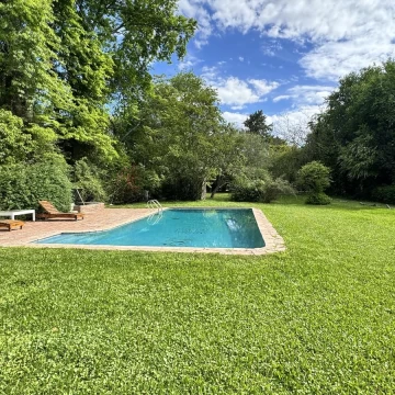 ALQUILER CASA CON GRAN JARDIN Y PILETA EN EL CAZADOR - ESCOBAR