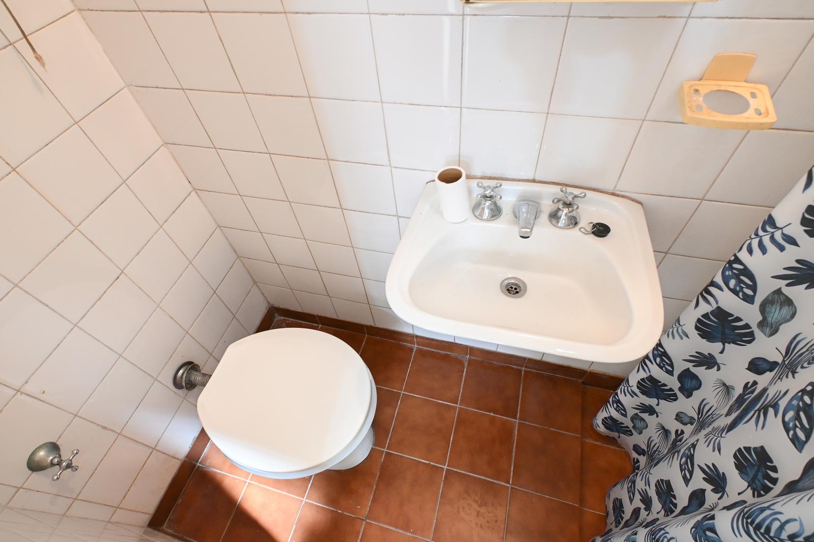 Baño de servicio con ducha