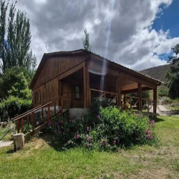 Cabañas en Potrerillos con jardín y fogón