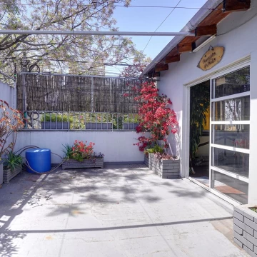 CASA EN VENTA CON PATIO, TERRAZA Y COCHERA ZONA PARQUE PATRICIOS