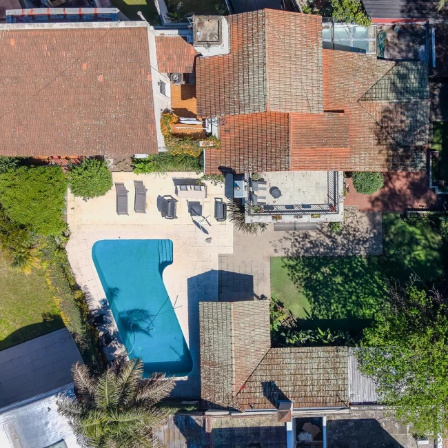 Casa de 7 Ambientes en Acassuso sobre Lote de 687 m² con Jardín, Pileta y Quincho