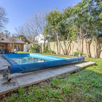 Ingeniero Maschwitz | Casa con 3 Dormitorios   Playroom | Pileta y Jardín. Servicios sobre asfalto.