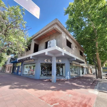 Locales comerciales en venta, en esquina, sobre Av. Mitre. Renta inmediata