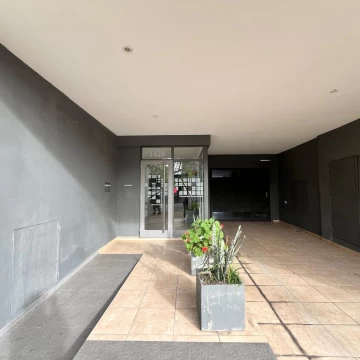 Departamnto de 1 dormitorio con cochera, en alquiler. La Plata
