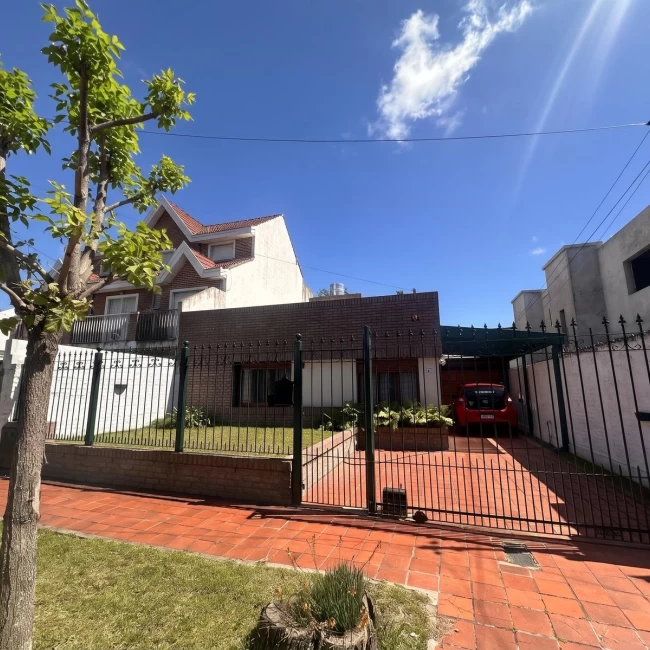 Casa 4 ambientes con parque y cochera en venta